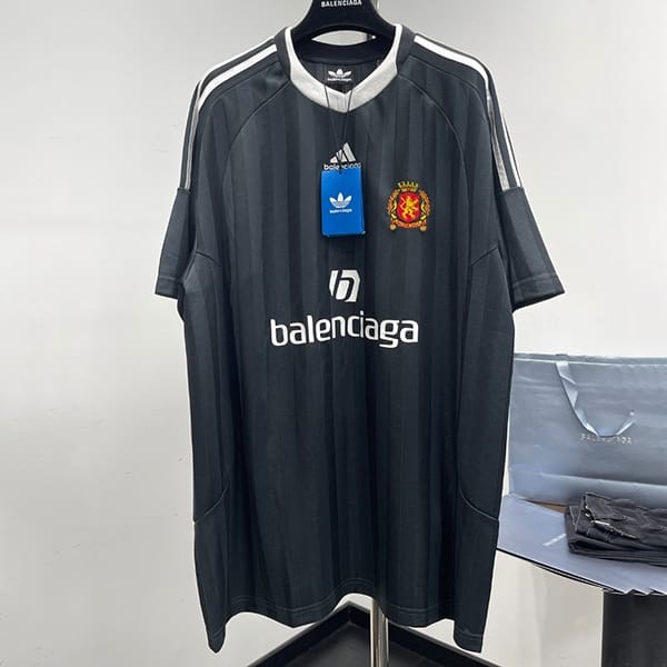 大人気》バレンシアガ アディダス 偽物 SOCCER オーバーサイズ Tシャツ 