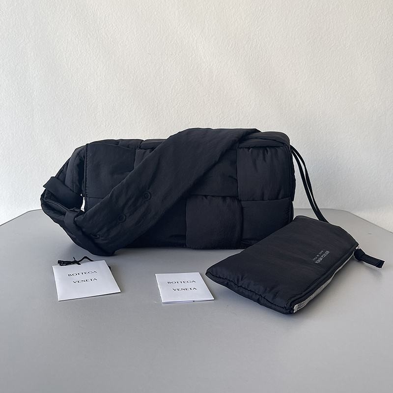 BOTTEGA VENETA ブラックパッド入りテックカセット ブラック / パラキートパデッド テック カセット| Bottega