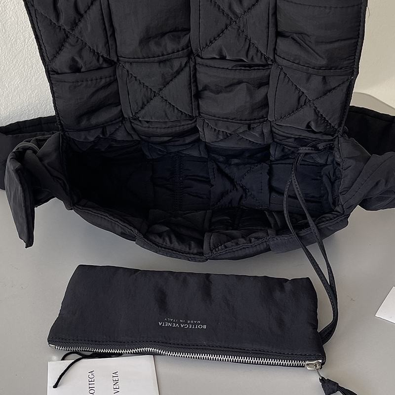 BOTTEGA VENETA ブラックパッド入りテックカセット ブラックパデッド テック カセット| Bottega Veneta® 日本