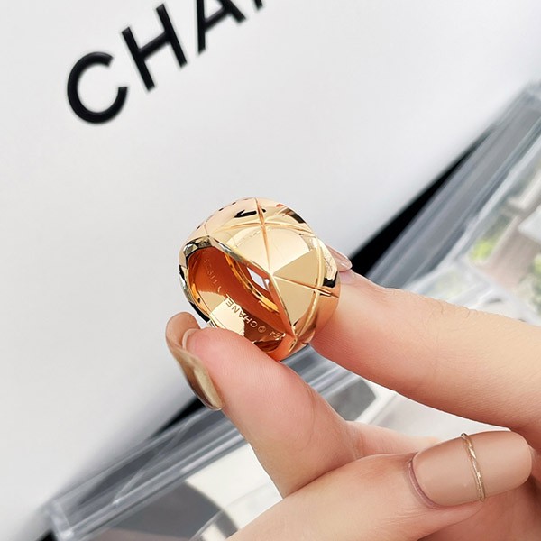 お洒落に♪シャネル ココクラッシュリング 偽物 18Kベージュ